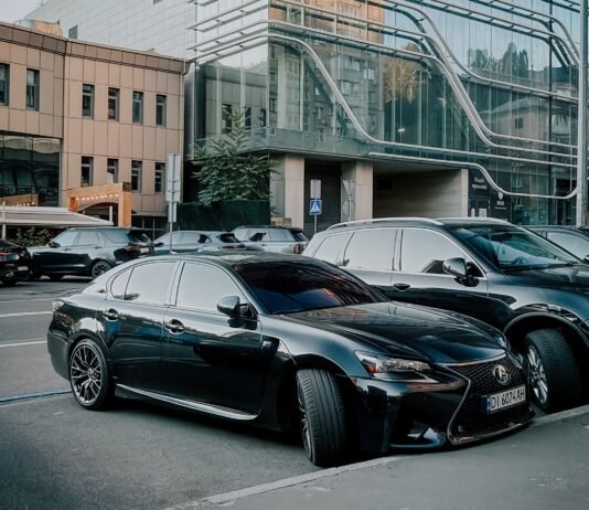 Их выпустили всего 3252: в Киеве заметили доступного конкурента BMW M5 от Lexus (фото)