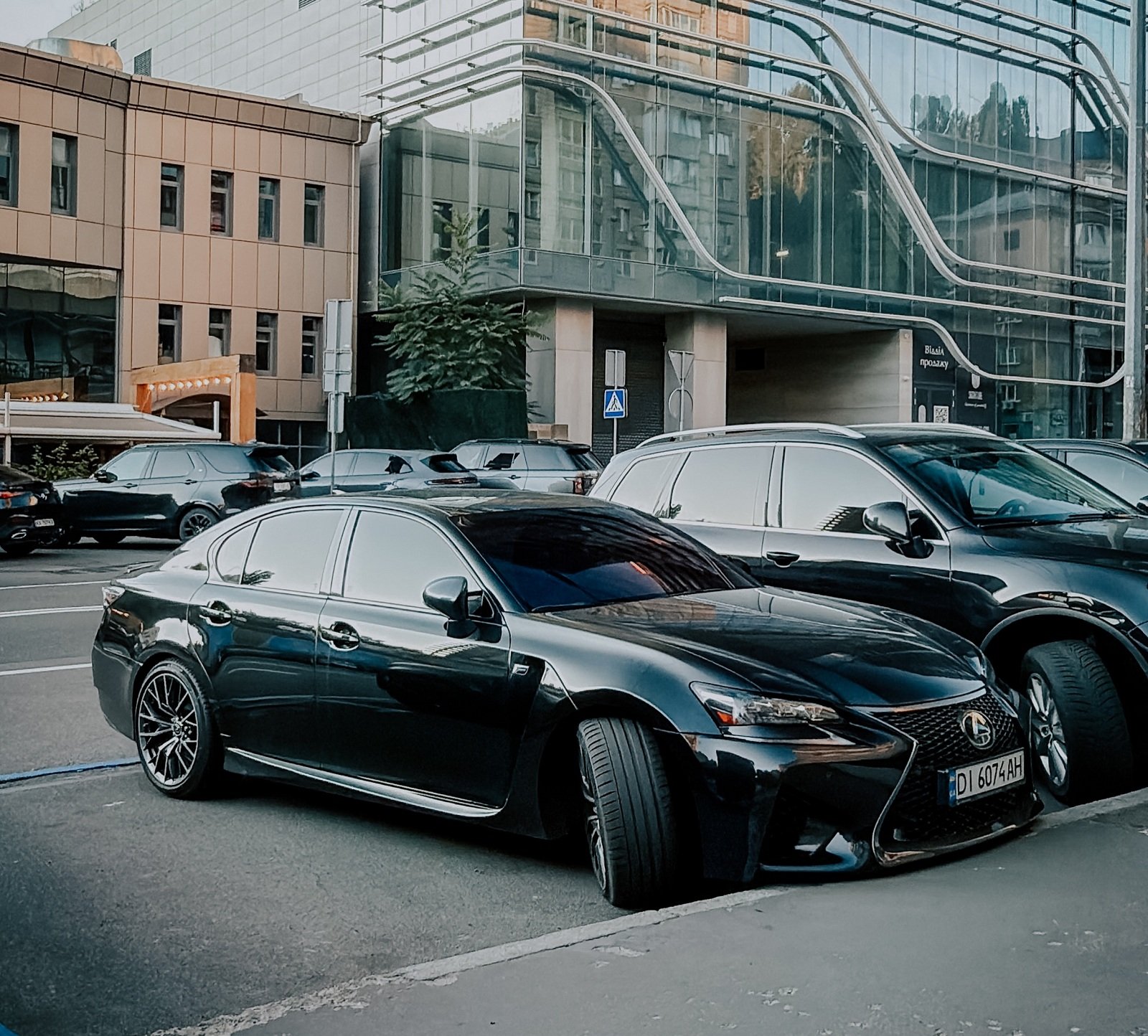Их выпустили всего 3252: в Киеве заметили доступного конкурента BMW M5 от Lexus (фото)