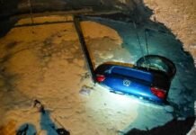 Дорога снова «проглотила» авто: в Одессе легковушка полностью провалилась под землю