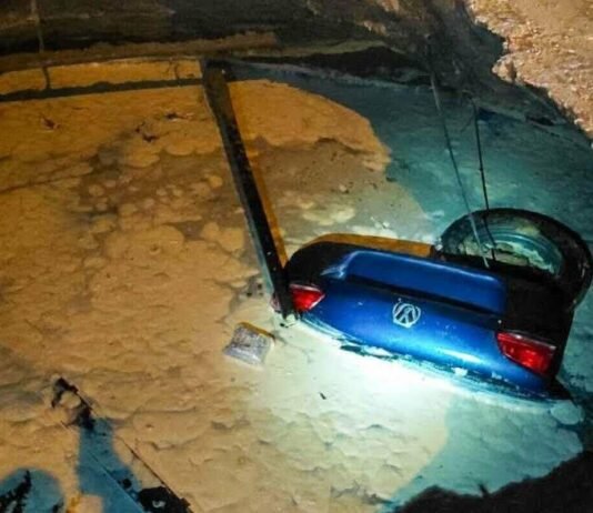 Дорога снова «проглотила» авто: в Одессе легковушка полностью провалилась под землю