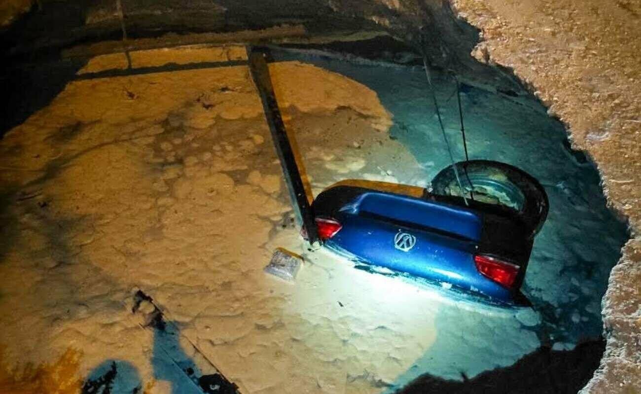 Дорога снова «проглотила» авто: в Одессе легковушка полностью провалилась под землю