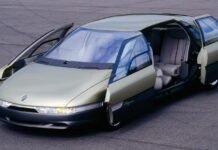 С камерами, телевизорами и компьютером: каким был первый Renault Megane 1988 года (фото)