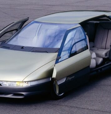 С камерами, телевизорами и компьютером: каким был первый Renault Megane 1988 года (фото)