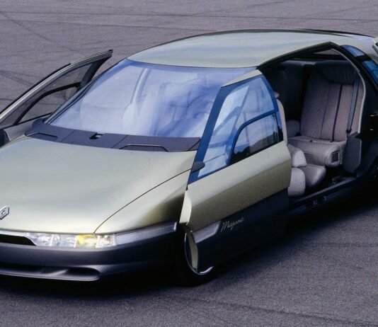 С камерами, телевизорами и компьютером: каким был первый Renault Megane 1988 года (фото)