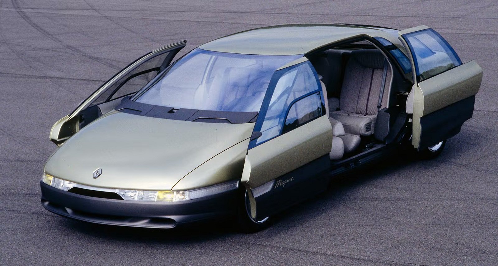 С камерами, телевизорами и компьютером: каким был первый Renault Megane 1988 года (фото)