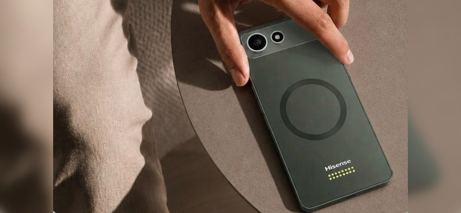 Два дисплея, E Ink и средняя цена: Hisense выпустила смартфоны A10 Pro и Ultra (фото)