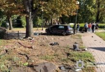 Пошел на обгон и врезался в остановку: полиция показала момент ДТП на Чоколовском бульваре