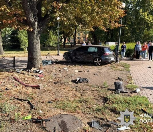 Пошел на обгон и врезался в остановку: полиция показала момент ДТП на Чоколовском бульваре