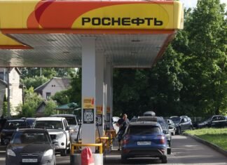 В Москве снова считают литры: российские АЗС ограничили продажу бензина