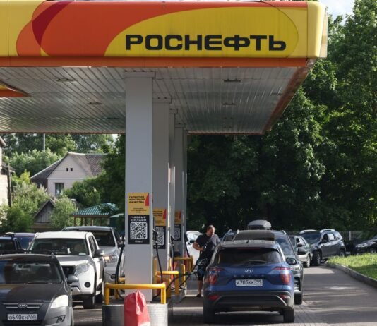 В Москве снова считают литры: российские АЗС ограничили продажу бензина