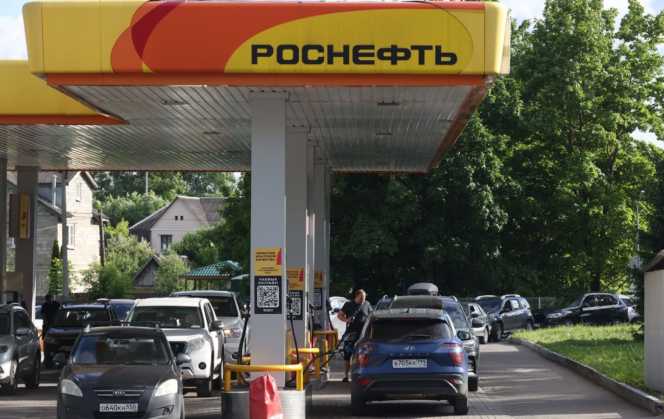 В Москве снова считают литры: российские АЗС ограничили продажу бензина