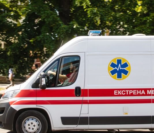 Во Львове две BMW сбили отца и 8-летнюю дочь, переходивших на красный свет