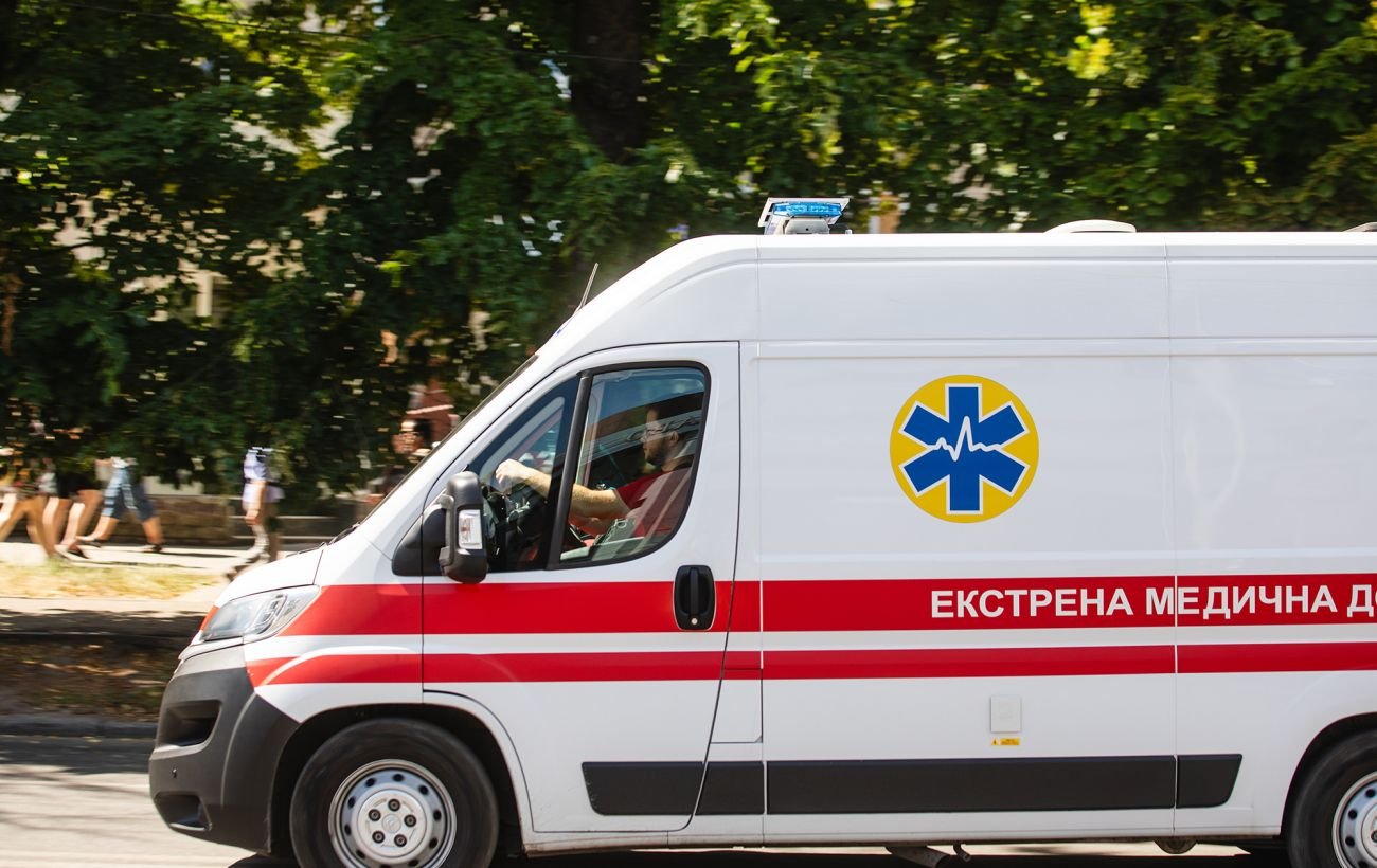 Во Львове две BMW сбили отца и 8-летнюю дочь, переходивших на красный свет