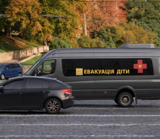 Полиция остановила эвакуационный рейс из Херсона: Красный Крест просит власть вмешаться