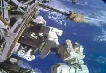 Исторический выход в открытый космос: астронавтам наконец-то удалось починить МКС (фото)