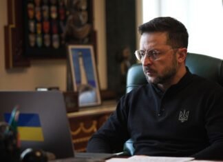 Зеленский во время поездки на фронт поручил усилить защиту Запорожья и области