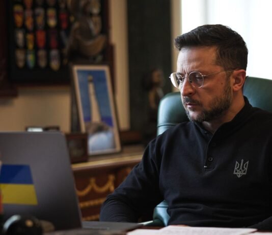 Зеленский во время поездки на фронт поручил усилить защиту Запорожья и области