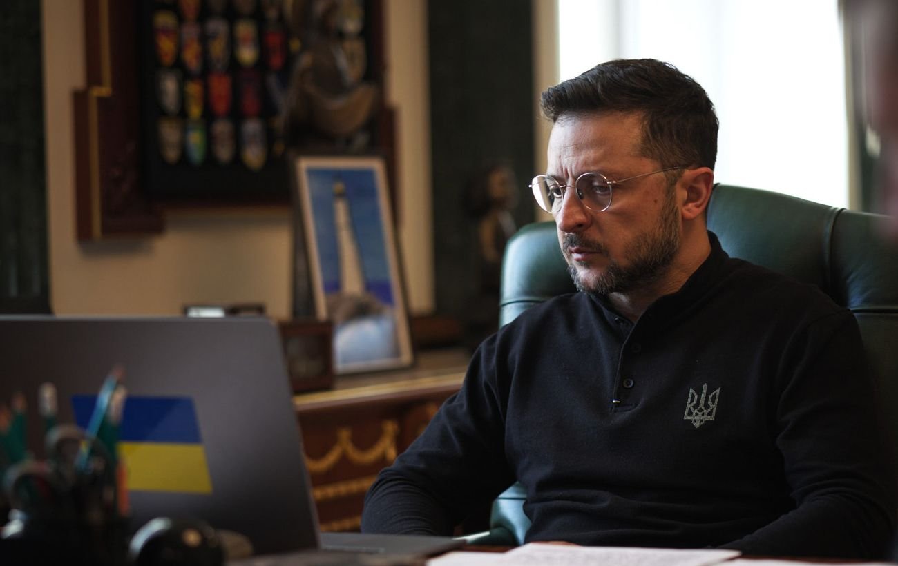 Зеленский во время поездки на фронт поручил усилить защиту Запорожья и области