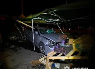 В Одесском районе автомобиль врезался в торговую палатку: погиб 20-летний брат водителя