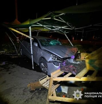 В Одесском районе автомобиль врезался в торговую палатку: погиб 20-летний брат водителя