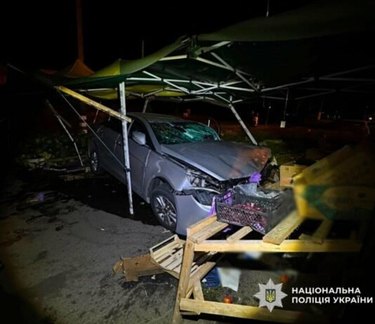 В Одесском районе автомобиль врезался в торговую палатку: погиб 20-летний брат водителя