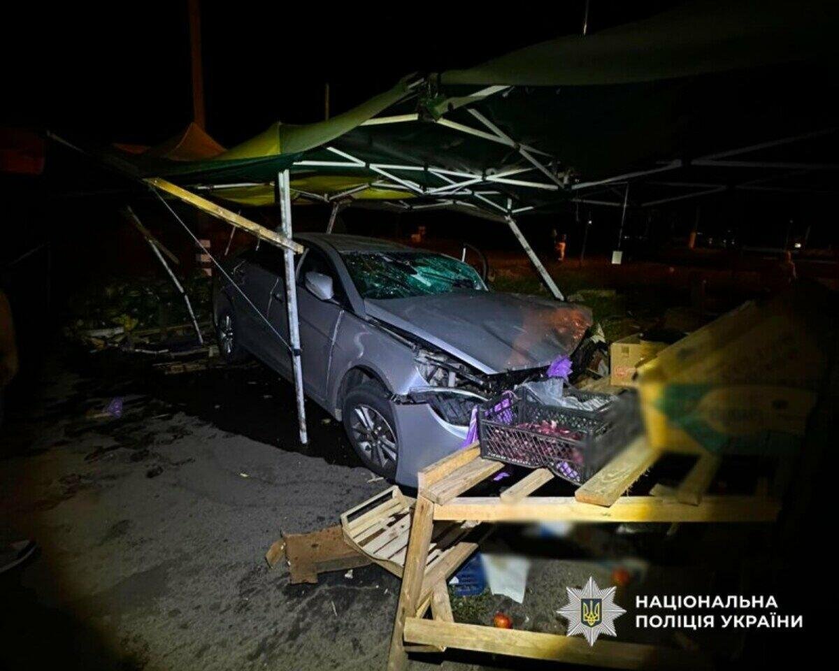В Одесском районе автомобиль врезался в торговую палатку: погиб 20-летний брат водителя