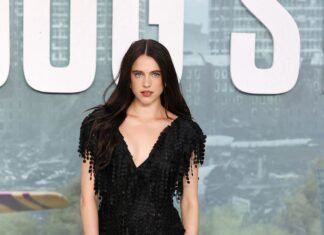 Маргарет Кволли надела экстравагантную «босую» обувь от Chanel на премьеру фильма