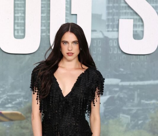Маргарет Кволли надела экстравагантную «босую» обувь от Chanel на премьеру фильма