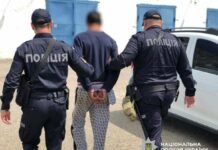 Подсел выпить, а потом получил отвертку: в Одесской области будут судить 20-летнего нападающего
