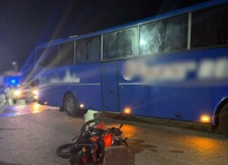 Мопед с подростками столкнулся с пассажирским автобусом в Одесской области: 16-летний парень в больнице