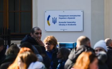 Украинским детям за границей упростили консульский учет: что изменилось