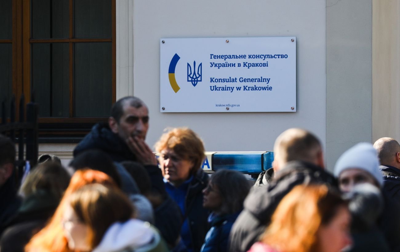 Украинским детям за границей упростили консульский учет: что изменилось