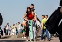 Улицы без электросамокатов: один из городов Украины закрывает прокат из-за жалоб