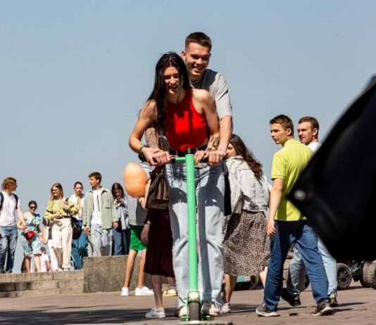 Улицы без электросамокатов: один из городов Украины закрывает прокат из-за жалоб