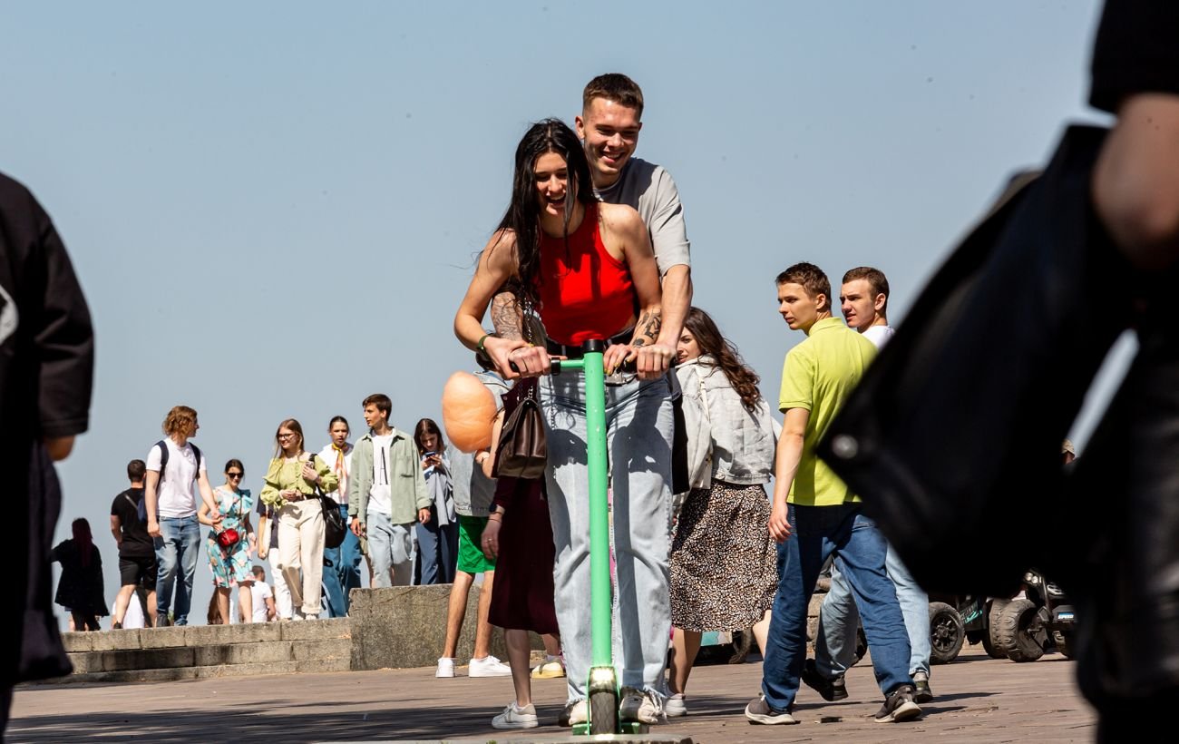 Улицы без электросамокатов: один из городов Украины закрывает прокат из-за жалоб
