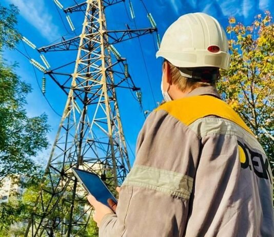После атаки 9 августа продолжается «битва» за свет: энергетики уже вернули электричество 128,4 тысяч семей на Одесщине