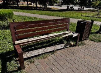 Детские площадки, лавки и урны уничтожают: как вандалы «хозяйничают» в Одессе