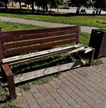 Детские площадки, лавки и урны уничтожают: как вандалы «хозяйничают» в Одессе