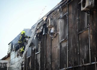 Черный дым над Одессой: масштабный пожар охватил складское здание