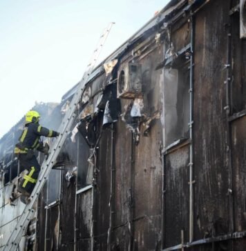 Черный дым над Одессой: масштабный пожар охватил складское здание
