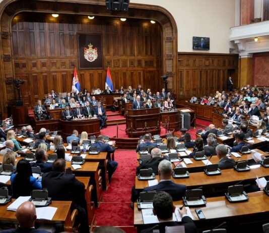 В Косово премьера забросали яйцами прямо во время заседания парламента (видео)