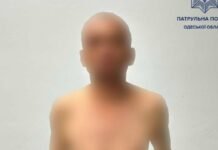 В Одессе мужчина стулом разбил лобовое стекло авто незнакомцу