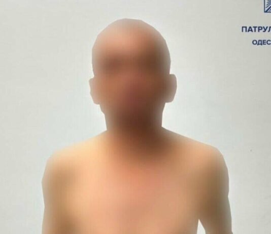 В Одессе мужчина стулом разбил лобовое стекло авто незнакомцу