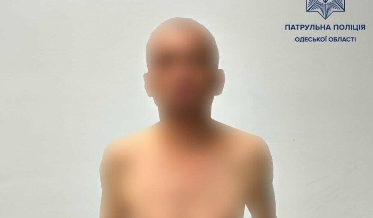 В Одессе мужчина стулом разбил лобовое стекло авто незнакомцу