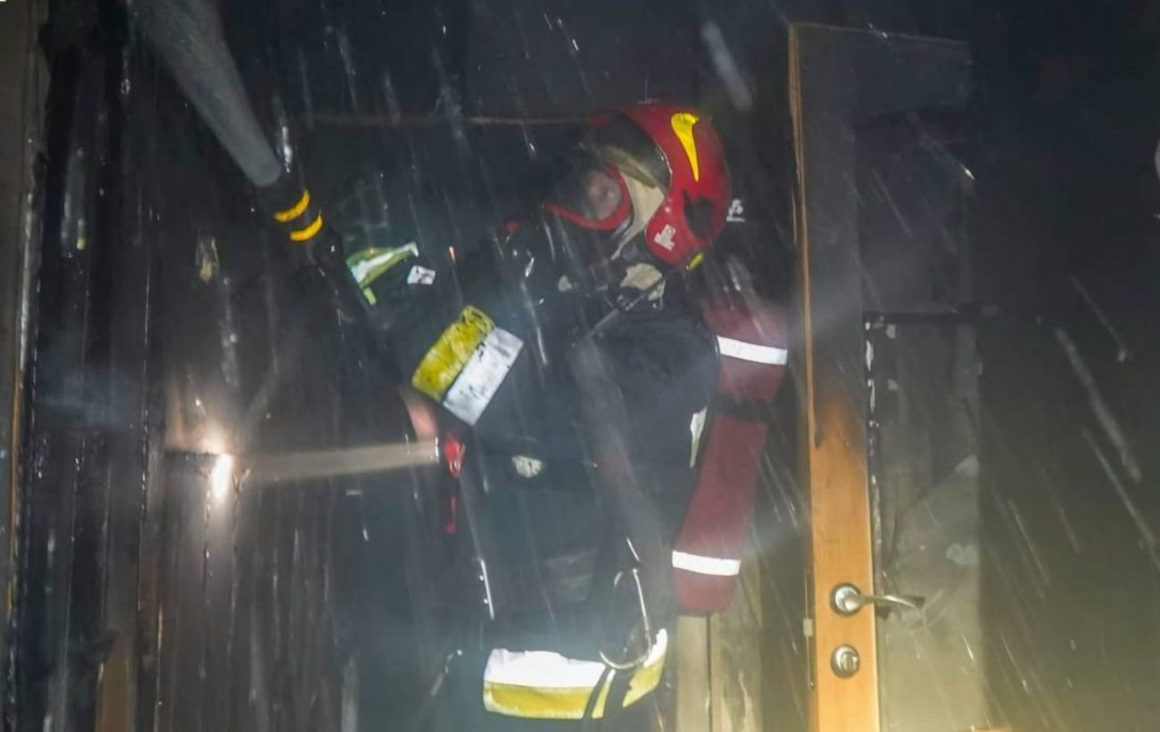 Взрыв аккумулятора пробил стену между квартирами во Львове и заблокировал людей