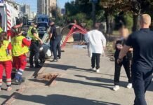 В Киеве автомобиль на скорости влетел в остановку с людьми, есть погибшие и травмированные (фото)