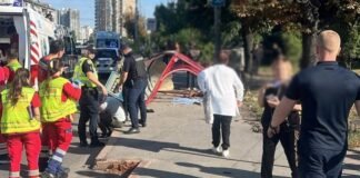 В Киеве автомобиль на скорости влетел в остановку с людьми, есть погибшие и травмированные (фото)