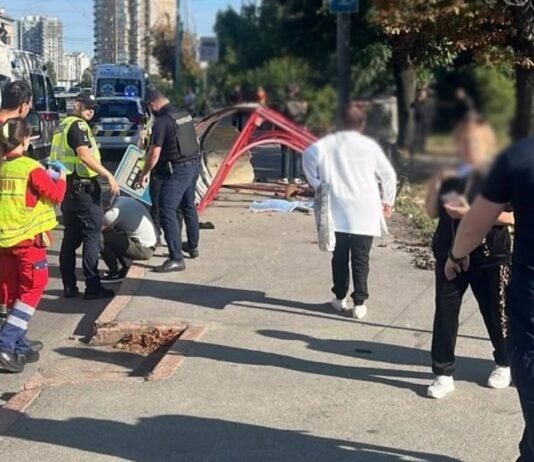 В Киеве автомобиль на скорости влетел в остановку с людьми, есть погибшие и травмированные (фото)