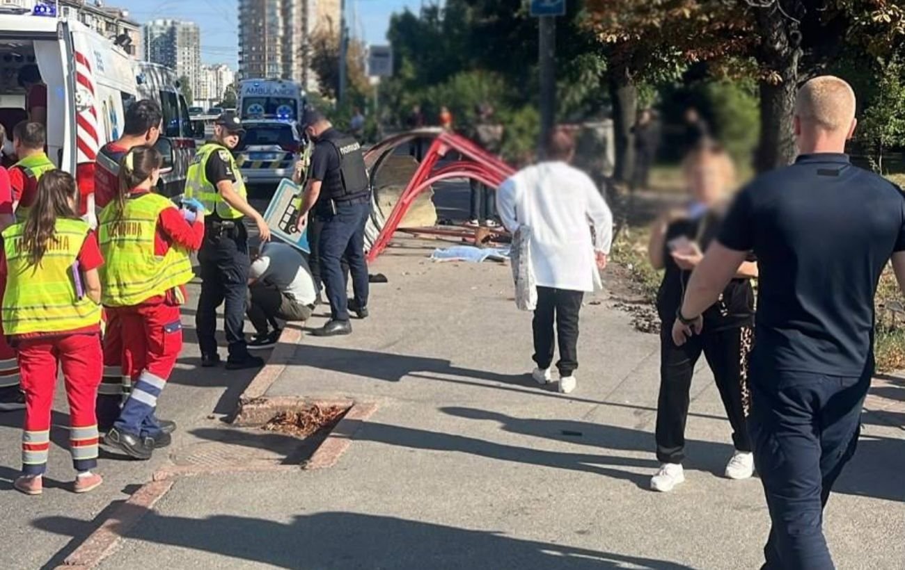 В Киеве автомобиль на скорости влетел в остановку с людьми, есть погибшие и травмированные (фото)