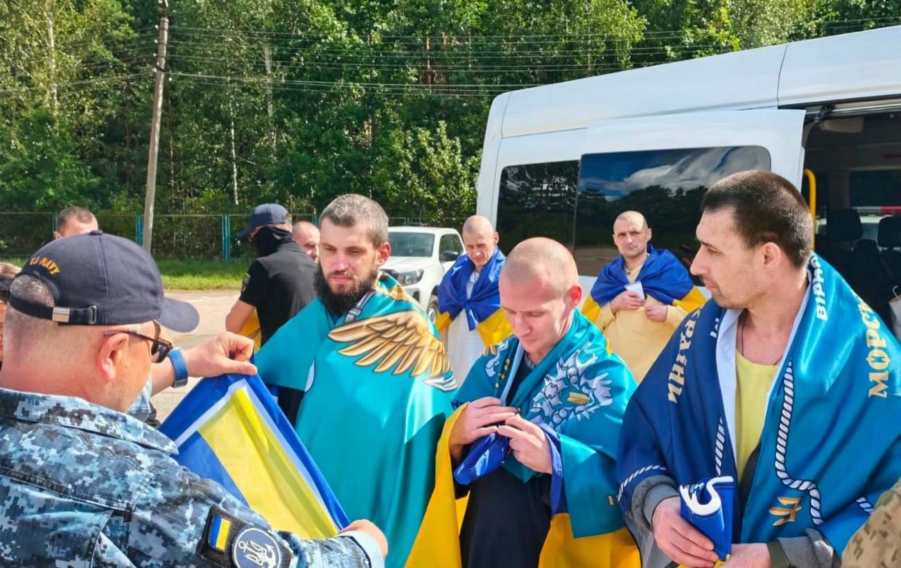 Украина через Беларусь вернула из плена 10 военных, считавшихся пропавшими без вести